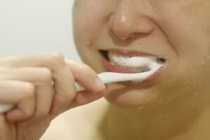 '적어도 이 정도는 헹궈야 한다고 합니다..' 불쾌한 입냄새 안 나기 시작한다는 양치질 후 최소 '헹굼 횟수'