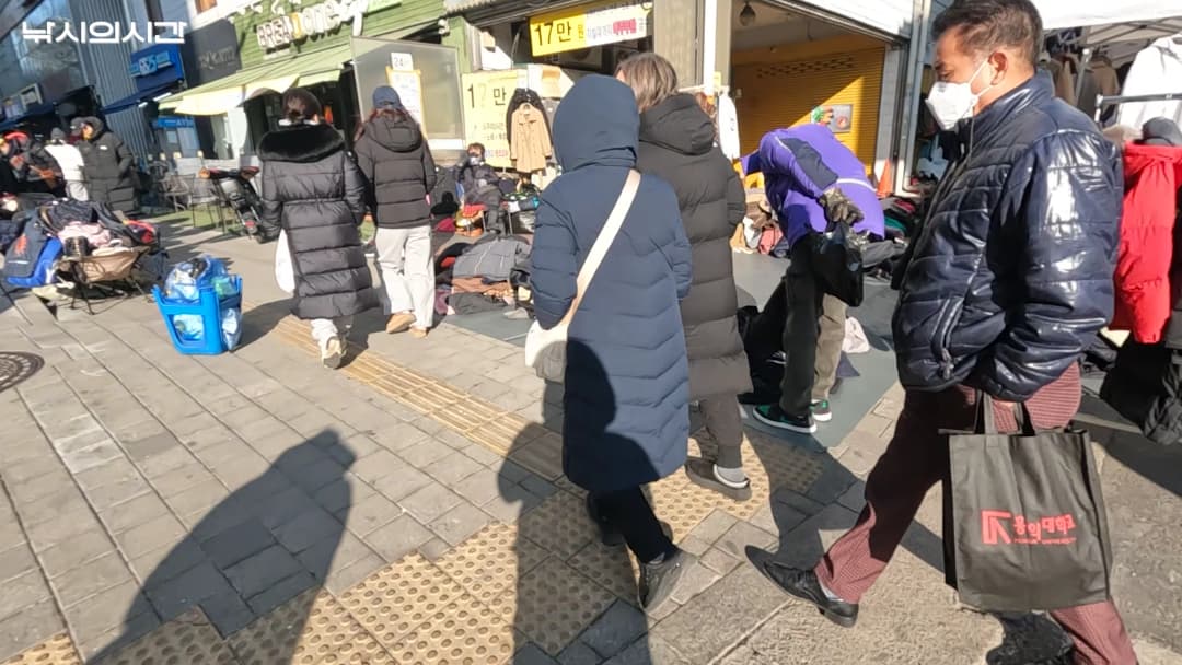 동묘 구제시장의 노점과 거리를 오가는 사람들의 모습